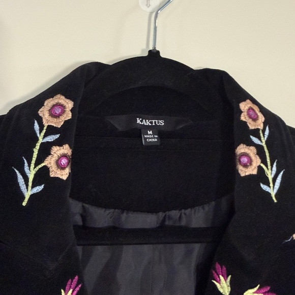 Kaktus Women’s Velvet Floral Embroidered Blazer - Picture 3 of 10